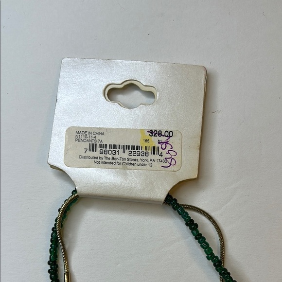 Elegant Gold and Black Pendant Necklace with green beads - Picture 7 of 10